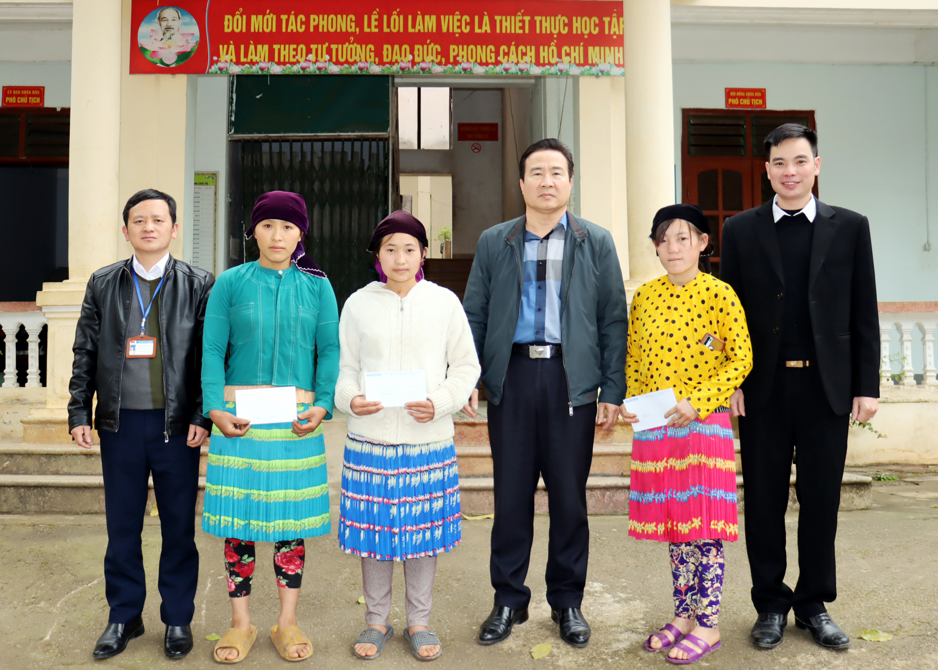 Phó Tổng biên tập Báo Hà Giang Nguyễn Bình Minh trao kinh phí hỗ trợ cho 3 hộ nghèo của xã Pải Lủng.