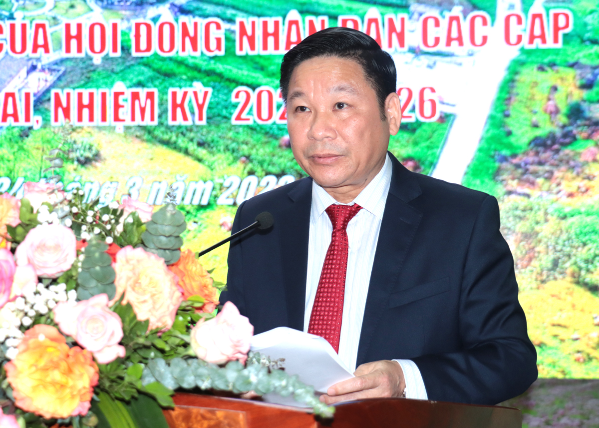 Phó Chủ tịch HĐND tỉnh Hoàng Văn Vịnh phát biểu khai mạc hội nghị.
