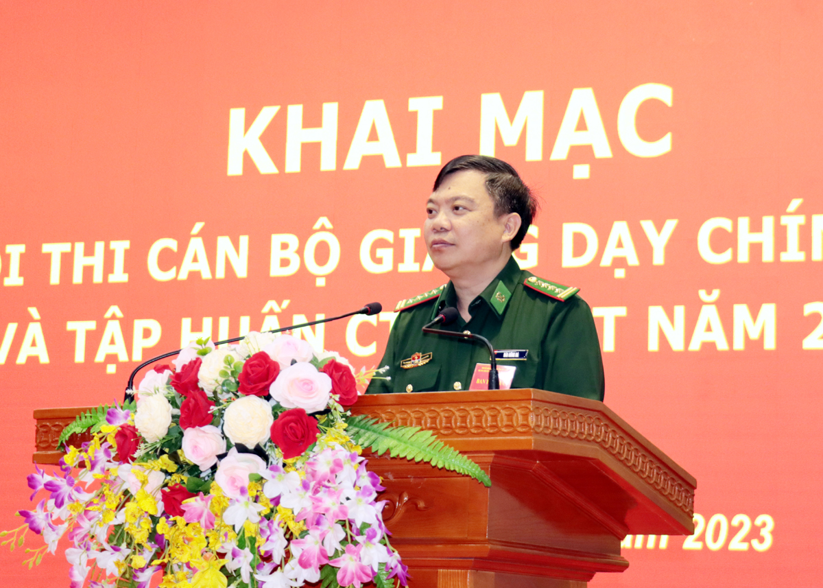 Đại tá Đào Hồng Hà, Chính ủy Bộ Chỉ huy BĐBP tỉnh phát biểu khai mạc tại hội thi. 
