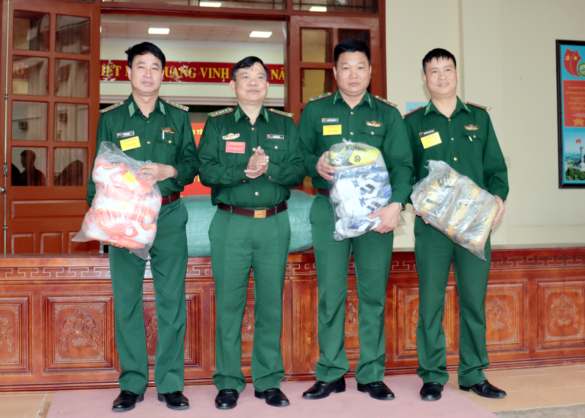 Lãnh đạo Bộ Chỉ huy BĐBP tỉnh tặng giày cho cán bộ, chiến sĩ các Đồn Biên phòng ở huyện Đồng Văn và Quản Bạ.