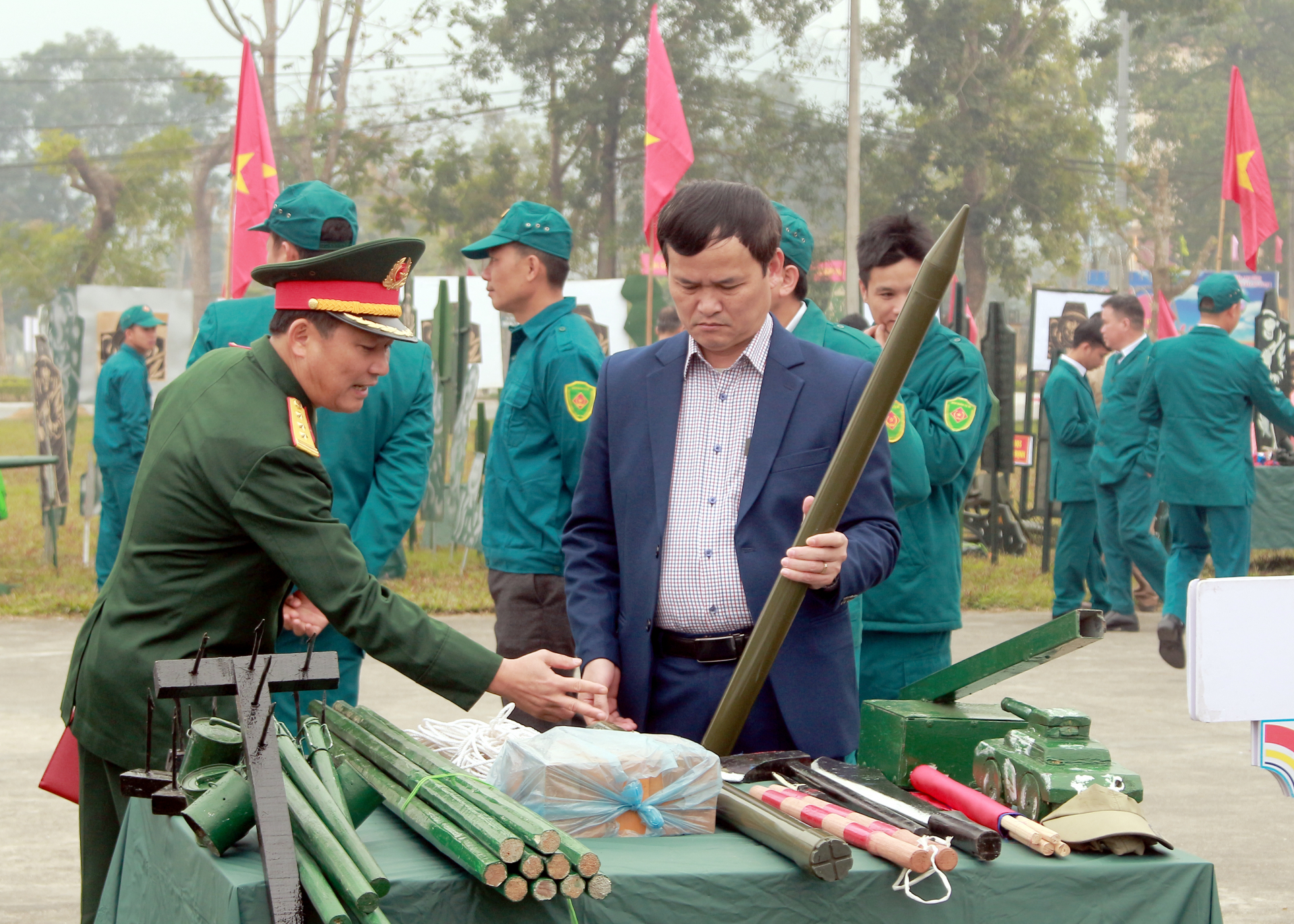 Bí thư Huyện ủy Quang Bình Triệu Tài Phong tham quan mô hình học cụ huấn luyện.