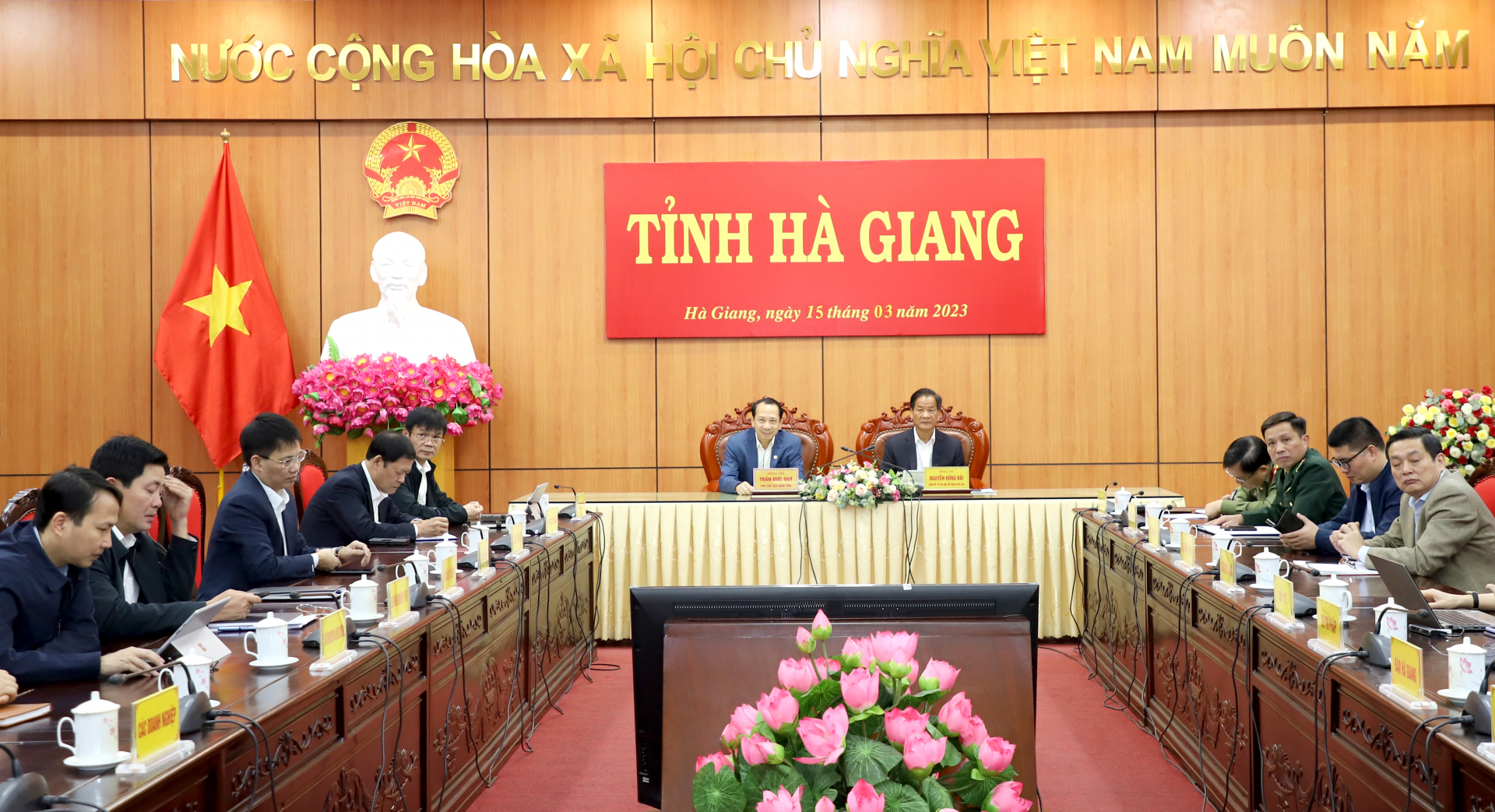 Phó Chủ tịch UBND tỉnh Trần Đức Quý và các đại biểu dự tại điểm cầu Hà Giang.

