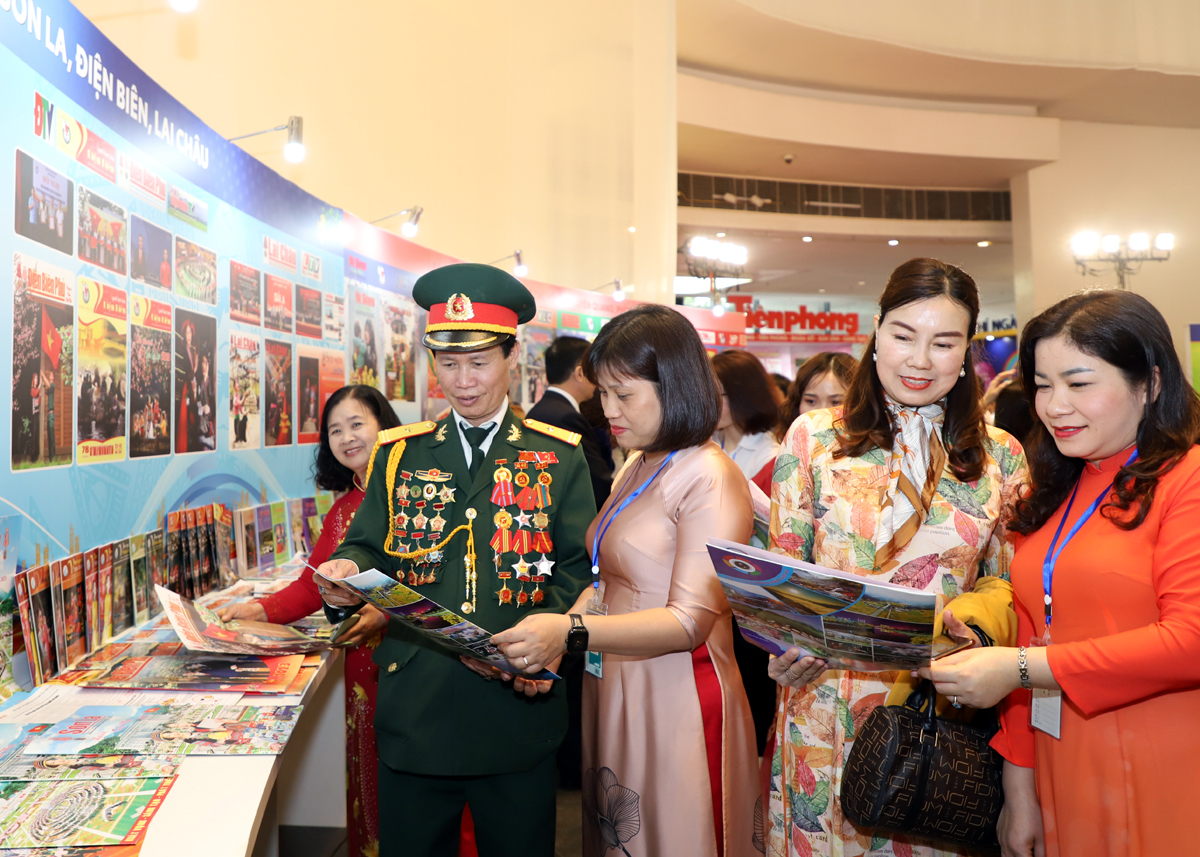 Các đại biểu tham quan gian trưng bày các sản phẩm báo chí của các tỉnh trong khu vực Trung du và miền núi phía Bắc.
