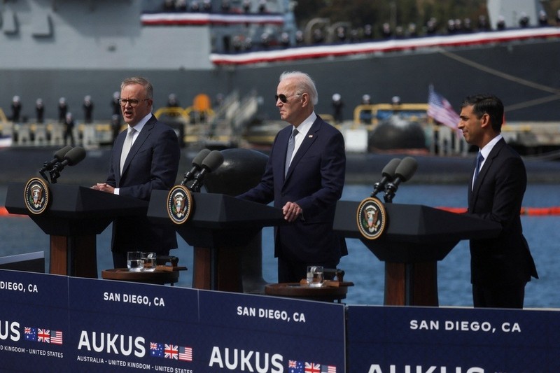 Từ trái sang, Thủ tướng Australia Anthony Albanese, Tổng thống Mỹ Joe Biden, Thủ tướng Anh Rishi Sunak công bố thỏa thuận mua tàu ngầm vào ngày 13/3. 