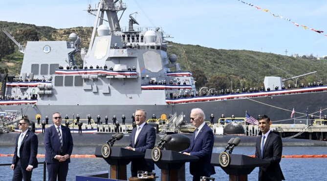 Từ phải sang Thủ tướng Anh Rishi Sunak, Tổng thống Mỹ Joe Biden và Thủ tướng Australia Anthony Albanese tại căn cứ hải quân Point Loma (Mỹ).
