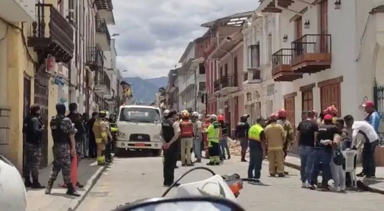 Lực lượng khẩn cấp tập trung trên một tuyến đường tại Cuenca, Ecuador để ứng phó sau động đất.
