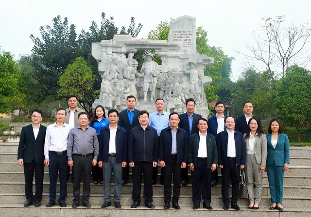 Ngày 13/2/2023, Phó Thủ tướng Chính phủ Trần Lưu Quang và đoàn công tác đến thăm,
dâng hương tại Khu di tích TNXP Nà Tu.