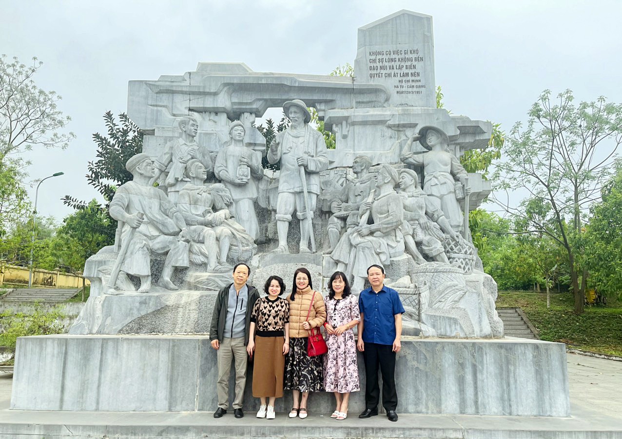 Lãnh đạo, nguyên lãnh đạo các báo Bắc Kạn, Vũng Tàu, Lâm Đồng, Hải Phòng tham quan Khu di tích lịch sử TNXP Nà Tu.

