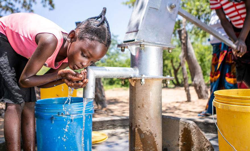 Nhiều quốc gia châu Phi đang thiếu các dịch vụ nước uống an toàn.

