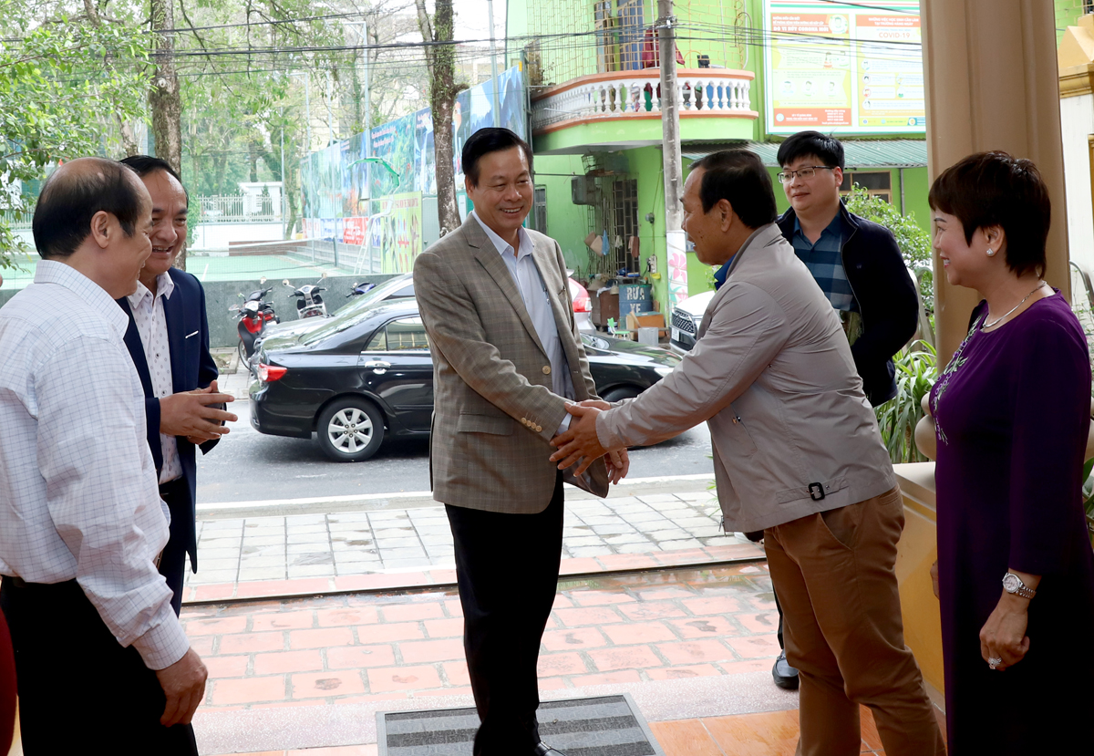 Chủ tịch UBND tỉnh Nguyễn Văn Sơn gặp gỡ, trao đổi với các doanh nghiệp, doanh nhân.
