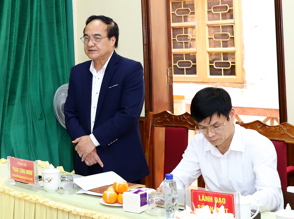 Chủ tịch Hiệp hội Doanh nghiệp tỉnh Phạm Công Nhân báo cáo tình hình hoạt động của Hiệp hội.
