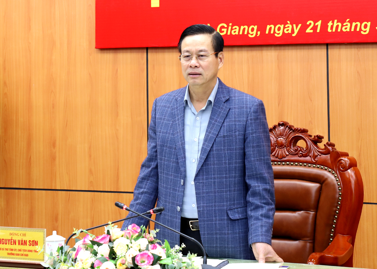 Chủ tịch UBND tỉnh Nguyễn Văn Sơn phát biểu tại cuộc họp.
