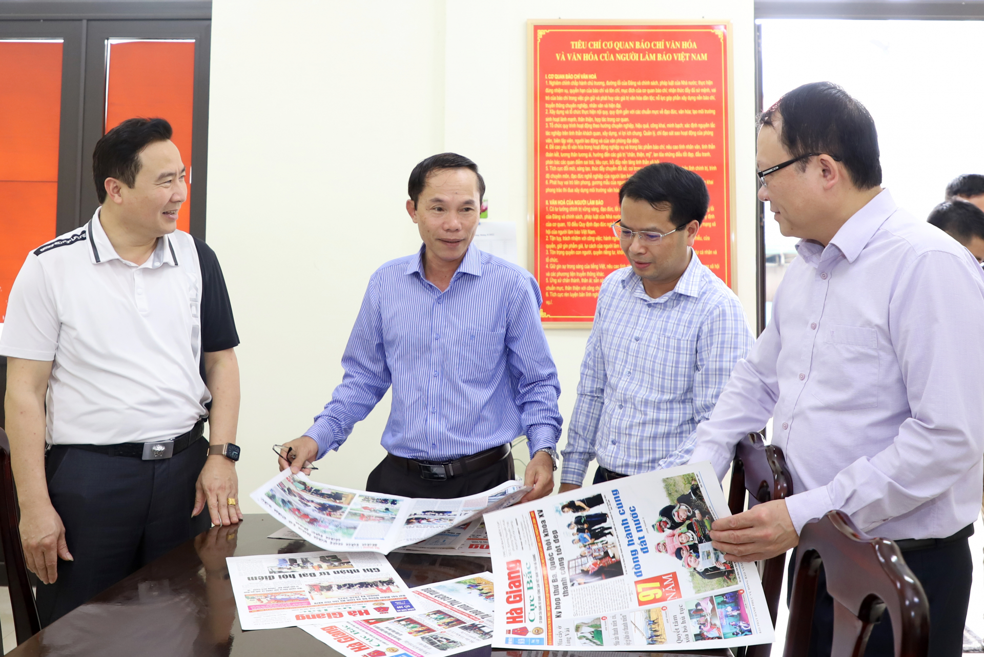 Tổng Biên tập Báo Đắk Đinh Xuân Toản (thứ hai từ trái sang) cùng lãnh đạo Báo Hà Giang trao đổi nghiệp vụ xuất bản báo chí.