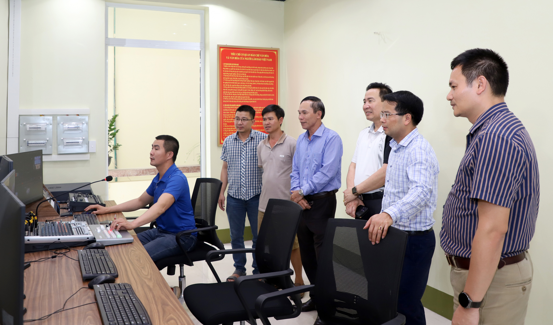 Đoàn công tác Báo Đắk Lắk tham quan, trao đổi kinh nghiệm về tổ chức chương trình trên báo điện tử.