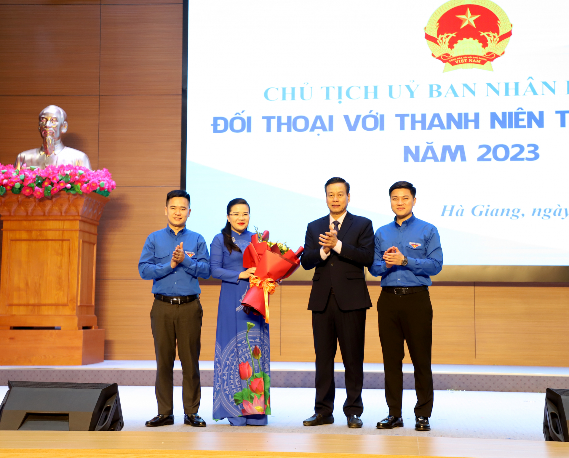Chủ tịch UBND tỉnh Nguyễn Văn Sơn tặng hoa chúc mừng Tỉnh đoàn nhân kỷ niệm 92 năm Ngày thành lập Đoàn TNCS Hồ Chí Minh.
