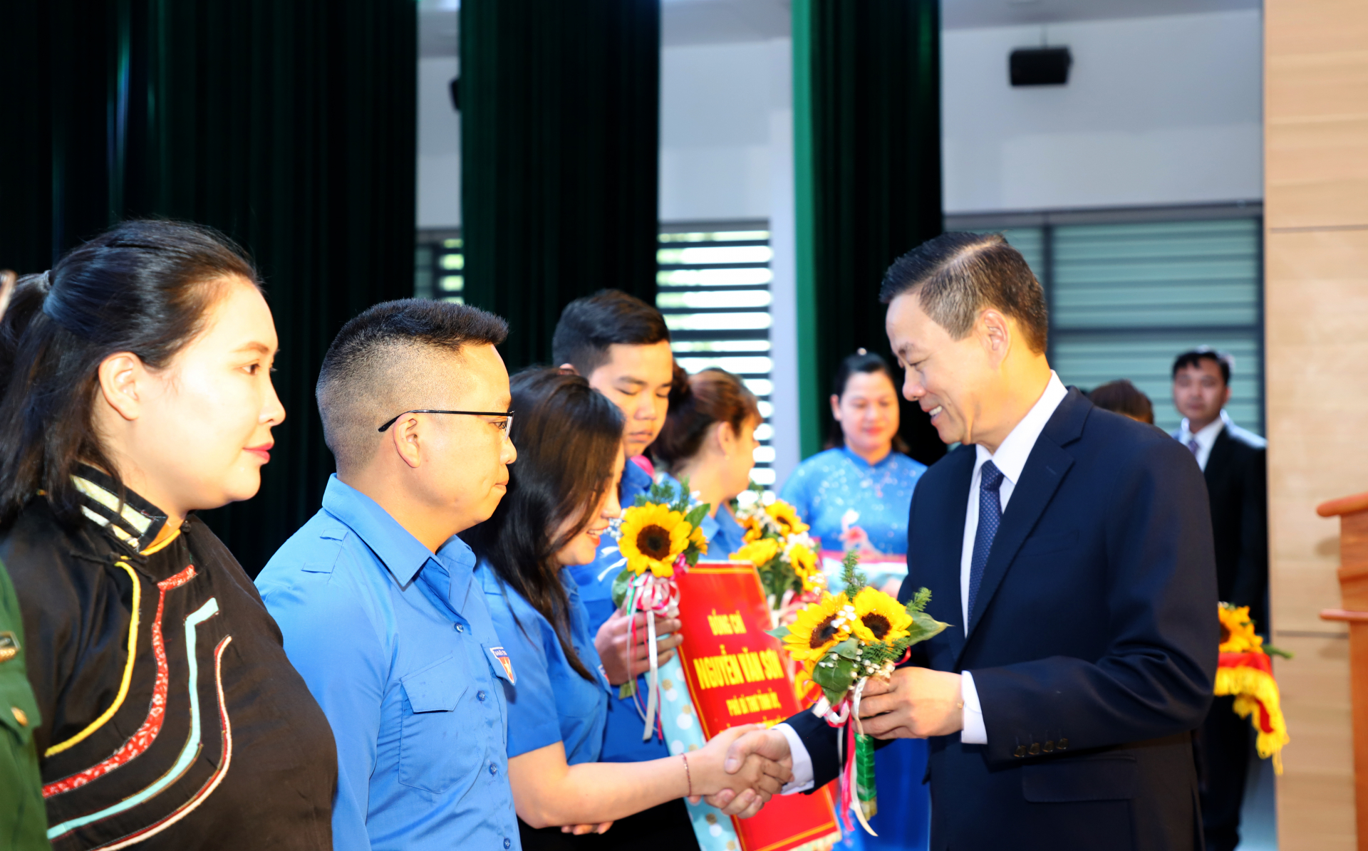 Chủ tịch UBND tỉnh Nguyễn Văn Sơn tặng quà cho 15 ĐVTN tiên tiến, gương mặt trẻ tiêu biểu.