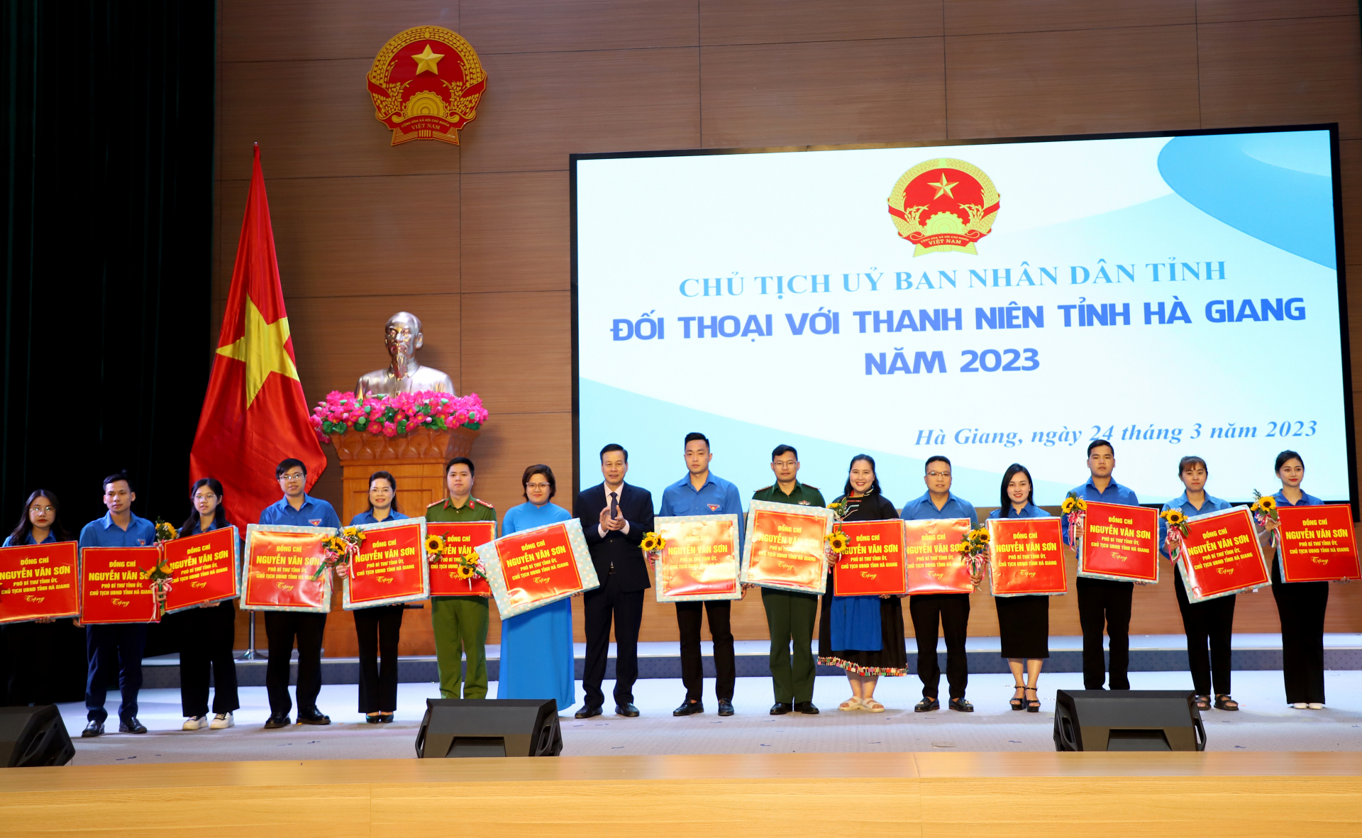 Chủ tịch UBND tỉnh Nguyễn Văn Sơn tặng quà cho 15 ĐVTN tiên tiến, gương mặt trẻ tiêu biểu.
