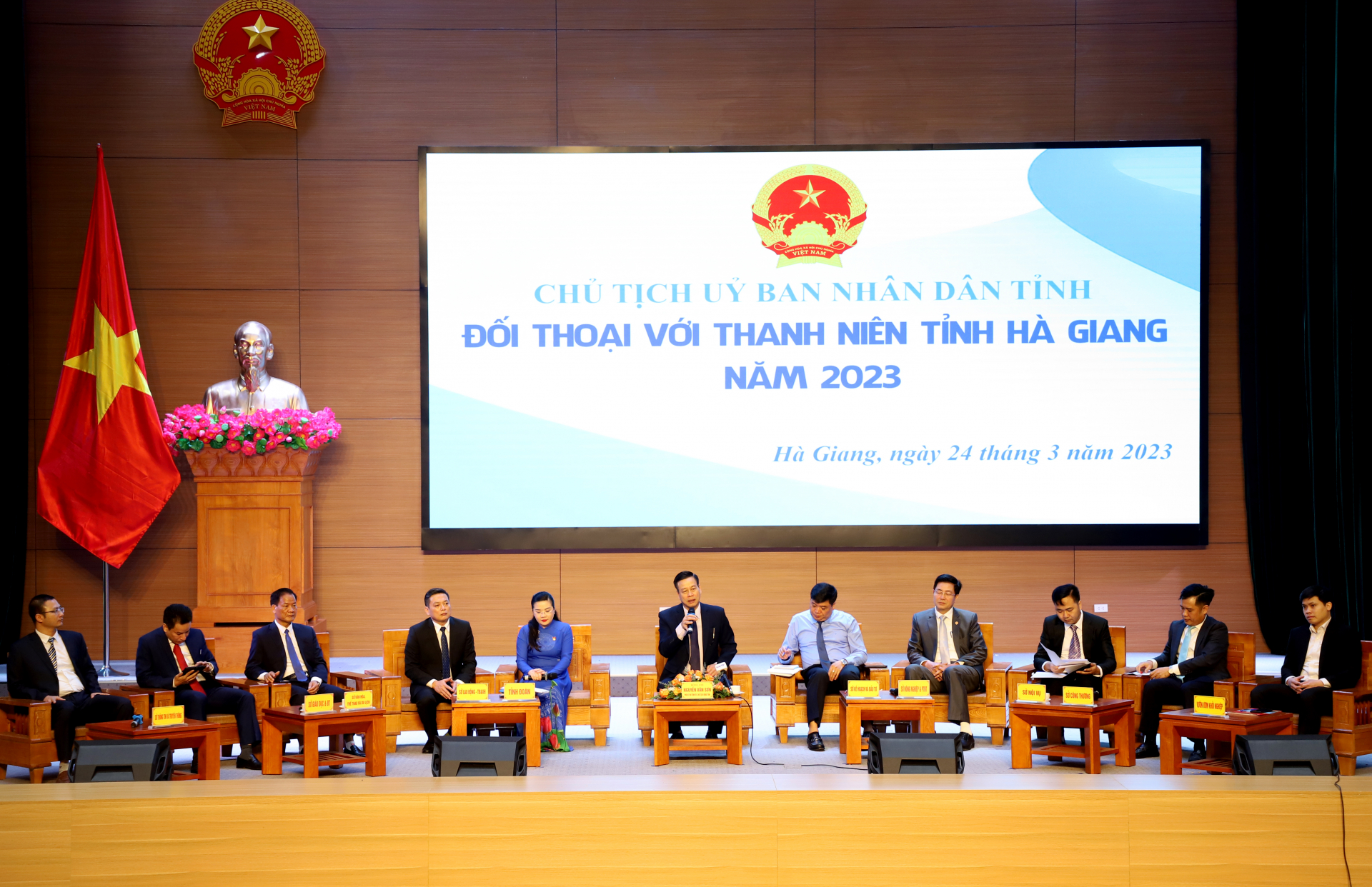 Chủ tịch UBND tỉnh Nguyễn Văn Sơn và các đại biểu tham dự buổi đối thoại.
