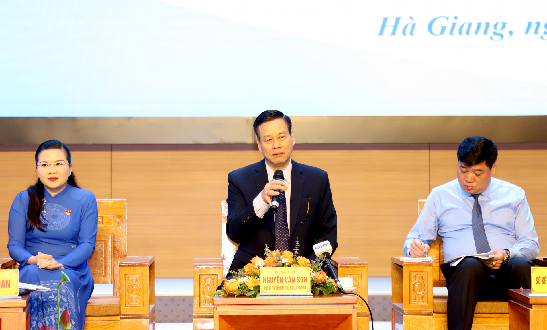 Chủ tịch UBND tỉnh Nguyễn Văn Sơn chủ trì trao đổi, giải đáp thắc mắc của thanh niên.