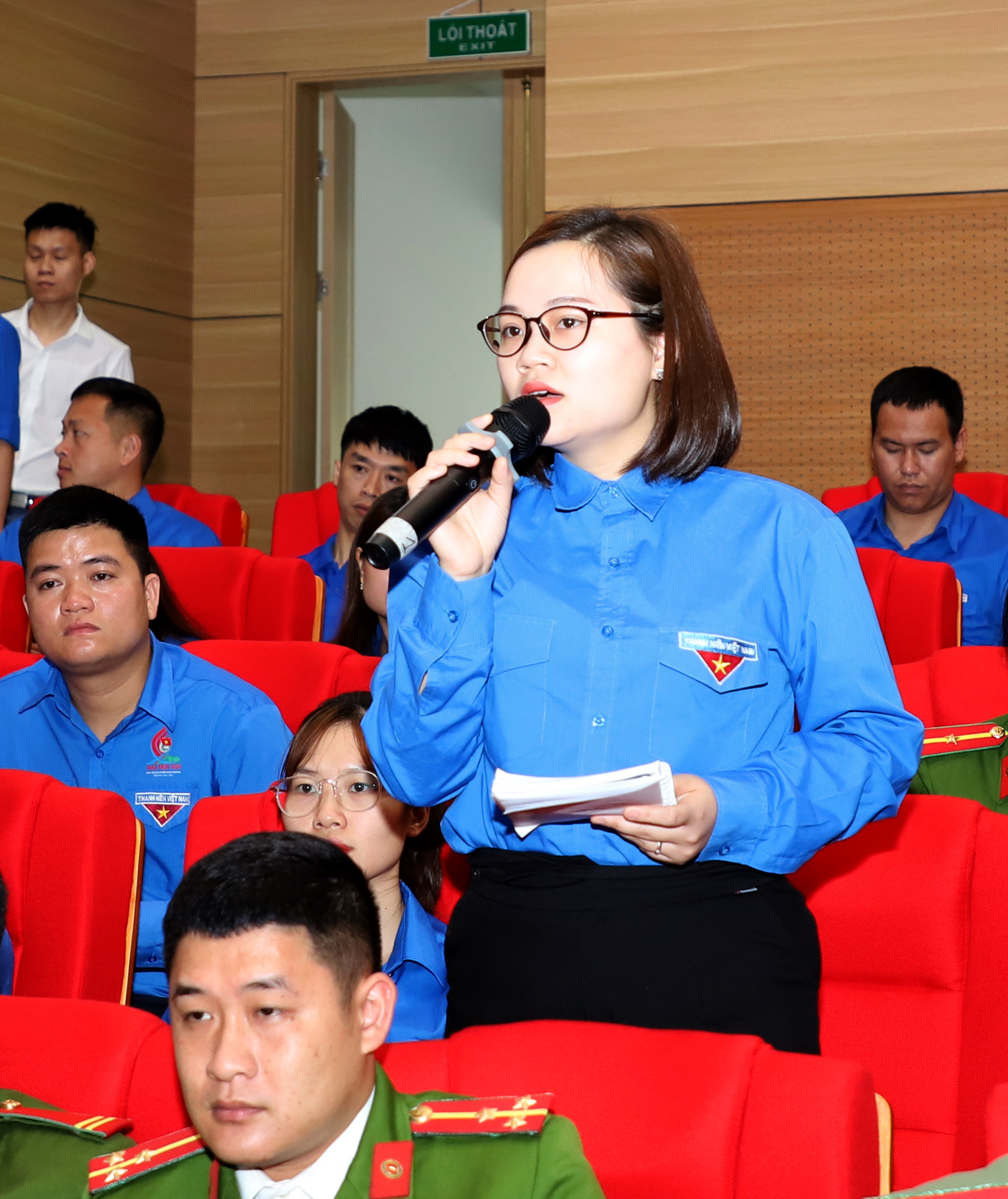 Đại diện thanh niên phường Nguyễn Trãi (thành phố Hà Giang) đặt câu hỏi về cơ hội việc làm cho sinh viên học công nghệ thông tin sau khi ra trường.