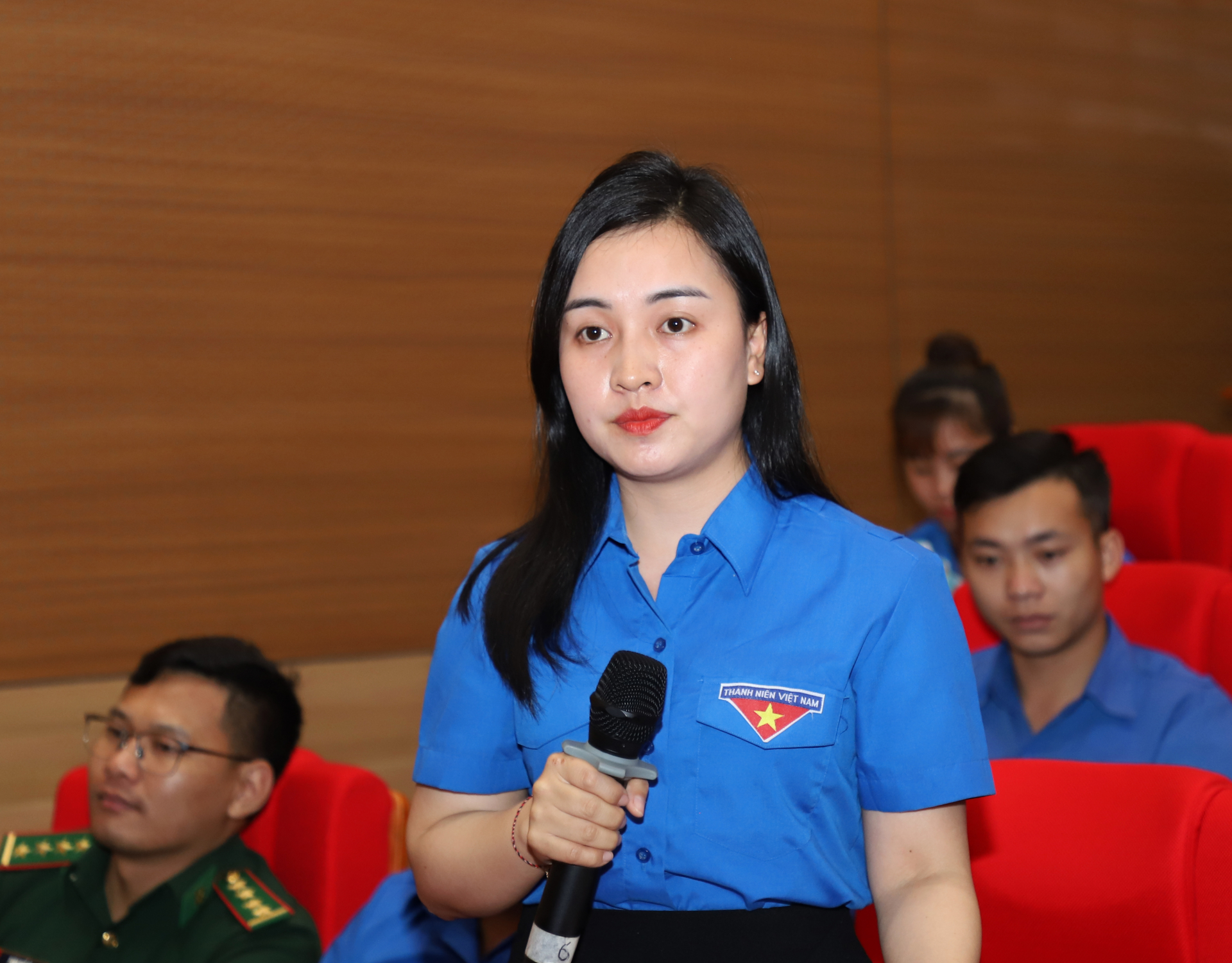 Đại diện thanh niên huyện Xín Mần đặt câu hỏi về giải pháp thúc đẩy chuyển đổi số.