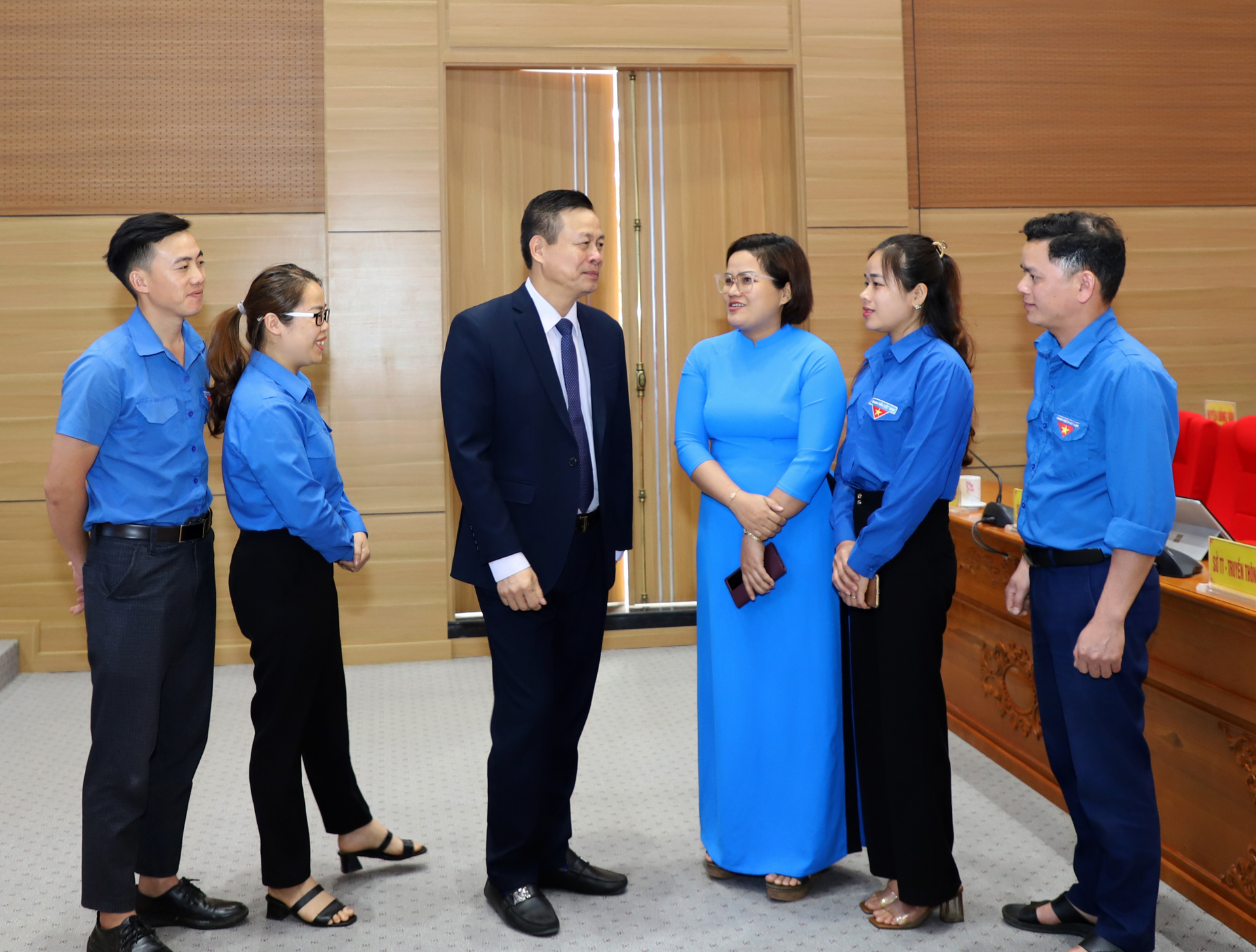 Chủ tịch UBND tỉnh Nguyễn Văn Sơn trao đổi với thanh niên bên lề buổi đối thoại.
