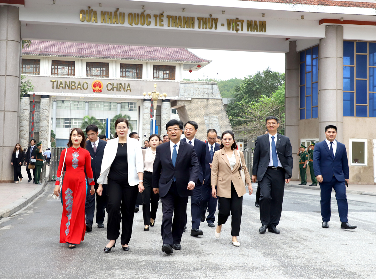 Đoàn đại biểu tỉnh Vân Nam nhập cảnh, bắt đầu chương trình thăm, làm việc tại Hà Giang.
