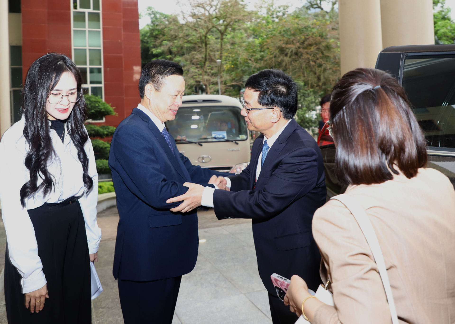 Chủ tịch UBND tỉnh Nguyễn Văn Sơn chào mừng Phó tỉnh trưởng Chính quyền nhân dân tỉnh Vân Nam Dương Bân đến thăm, làm việc tại tỉnh.
