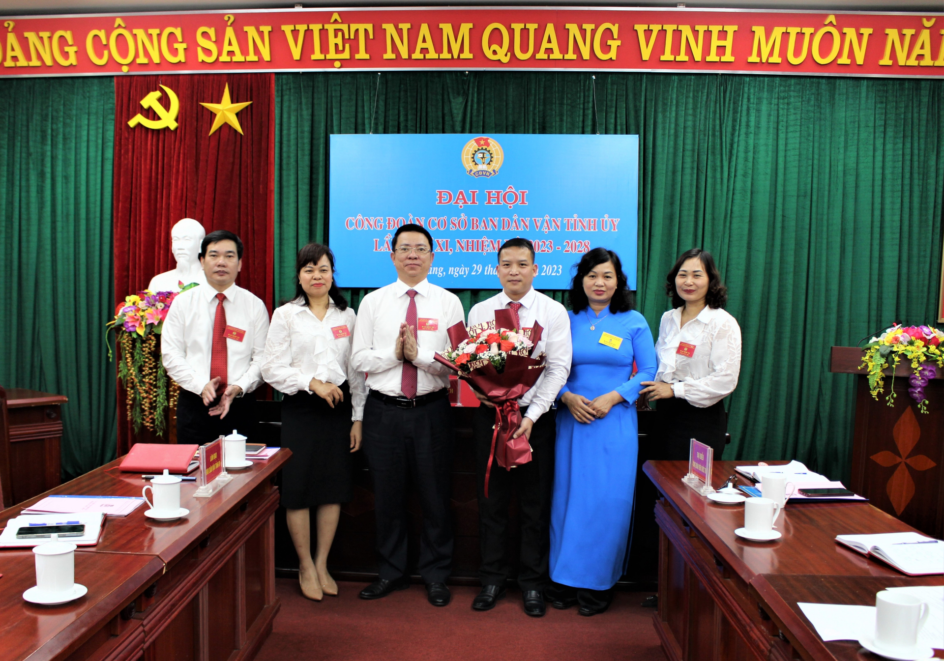 Đồng chí Trần Mạnh Lợi, Trưởng ban Dân vận Tỉnh ủy tặng hoa chúc mừng BCH khóa mới Công đoàn Ban Dân vận Tỉnh ủy.