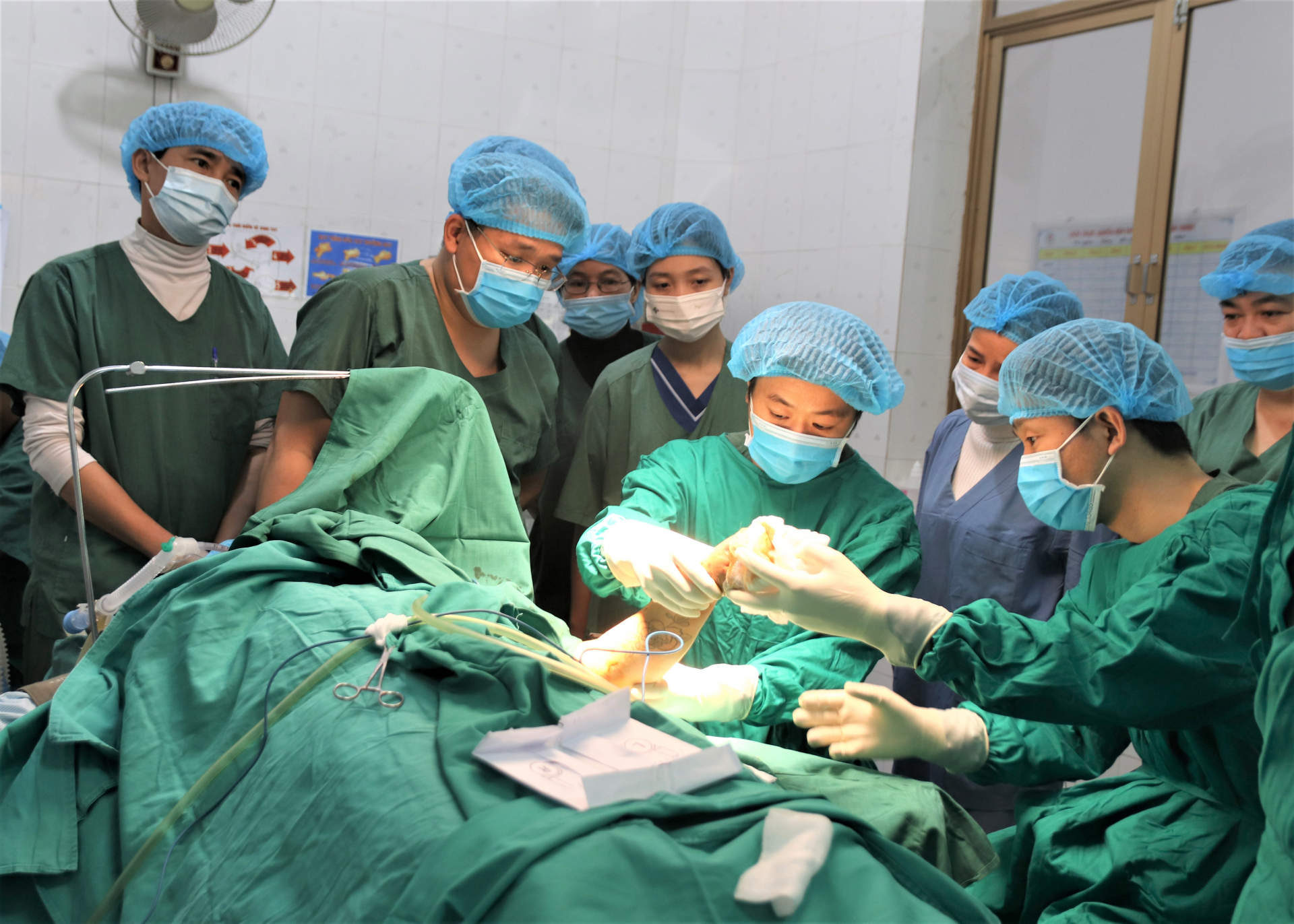 Ca phẫu thuật kết hợp xương cẳng tay thành công có sự hỗ trợ về chuyên môn của các chuyên gia đến từ Tập đoàn Y tế EMS Nhật Bản.