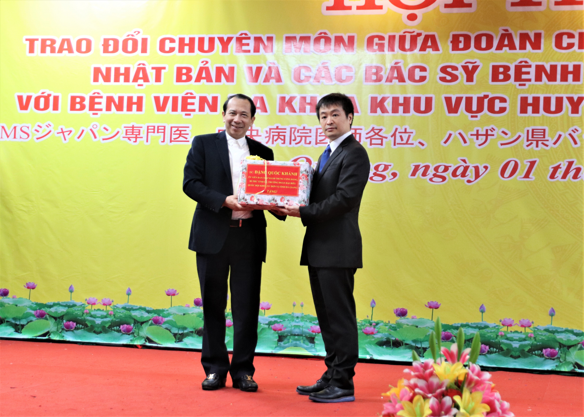 Phó Chủ tịch UBND tỉnh Trần Đức Quý trao quà tặng của đồng chí Bí thư Tỉnh ủy Đặng Quốc Khánh cho Tiến sĩ, Bác sĩ Matsuoka Yoshinori.