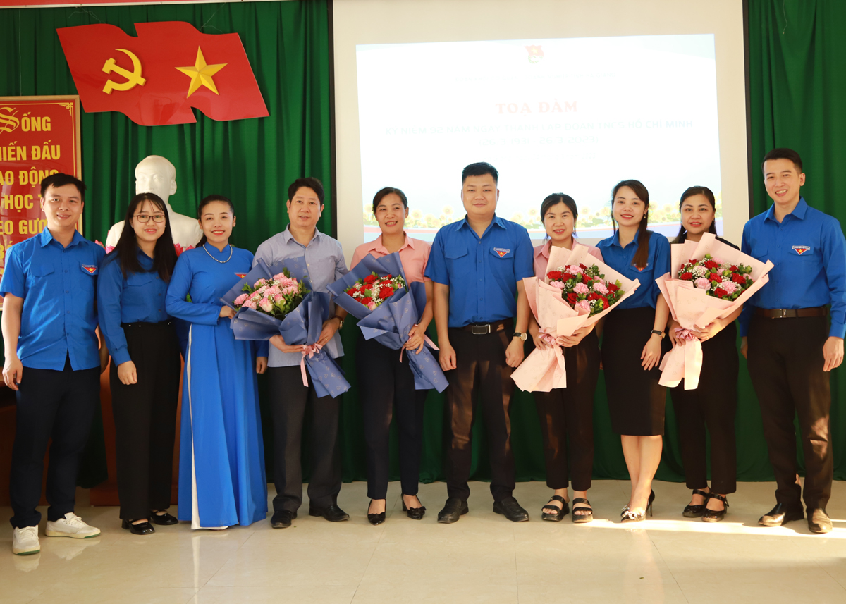 BCH, BTV Đoàn khối CQ-DN tỉnh tặng hoa chúc mừng các đồng chí nguyên cán bộ Đoàn khối qua các thời kỳ nhân kỷ niệm 92 năm Ngày Thành lập Đoàn TNCS Hồ Chí Minh.
