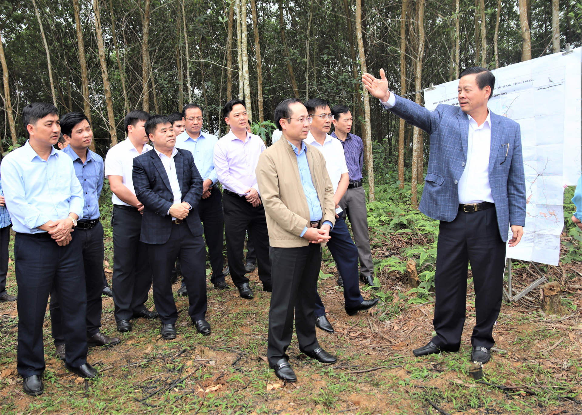 Chủ tịch UBND tỉnh Nguyễn Văn Sơn và các đại biểu kiểm tra vị trí dự kiến xây dựng Sân vận động huyện Bắc Quang, tại xã Quang Minh.