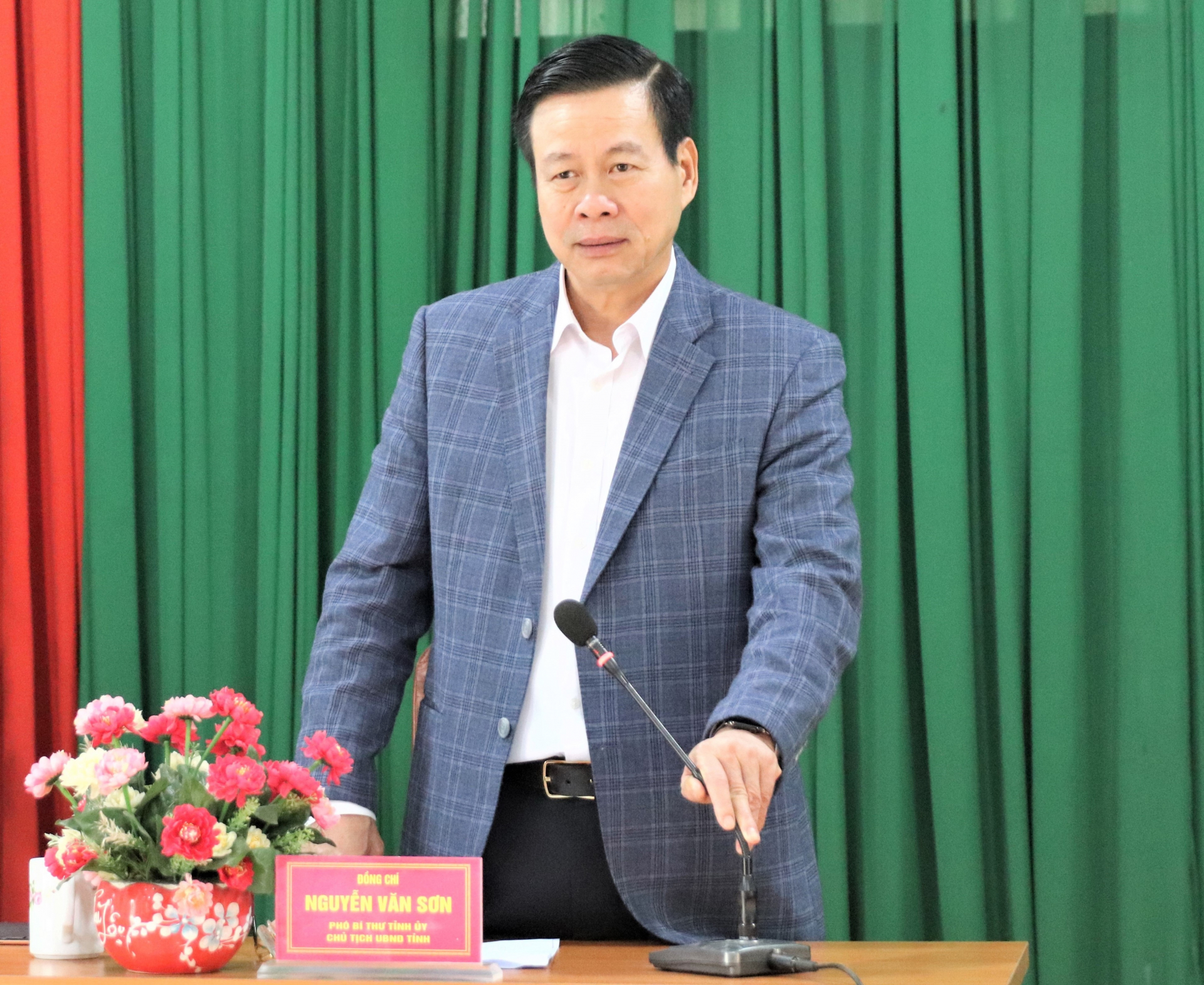 Chủ tịch UBND tỉnh Nguyễn Văn Sơn kết luận buổi làm việc với xã Hữu Sản.