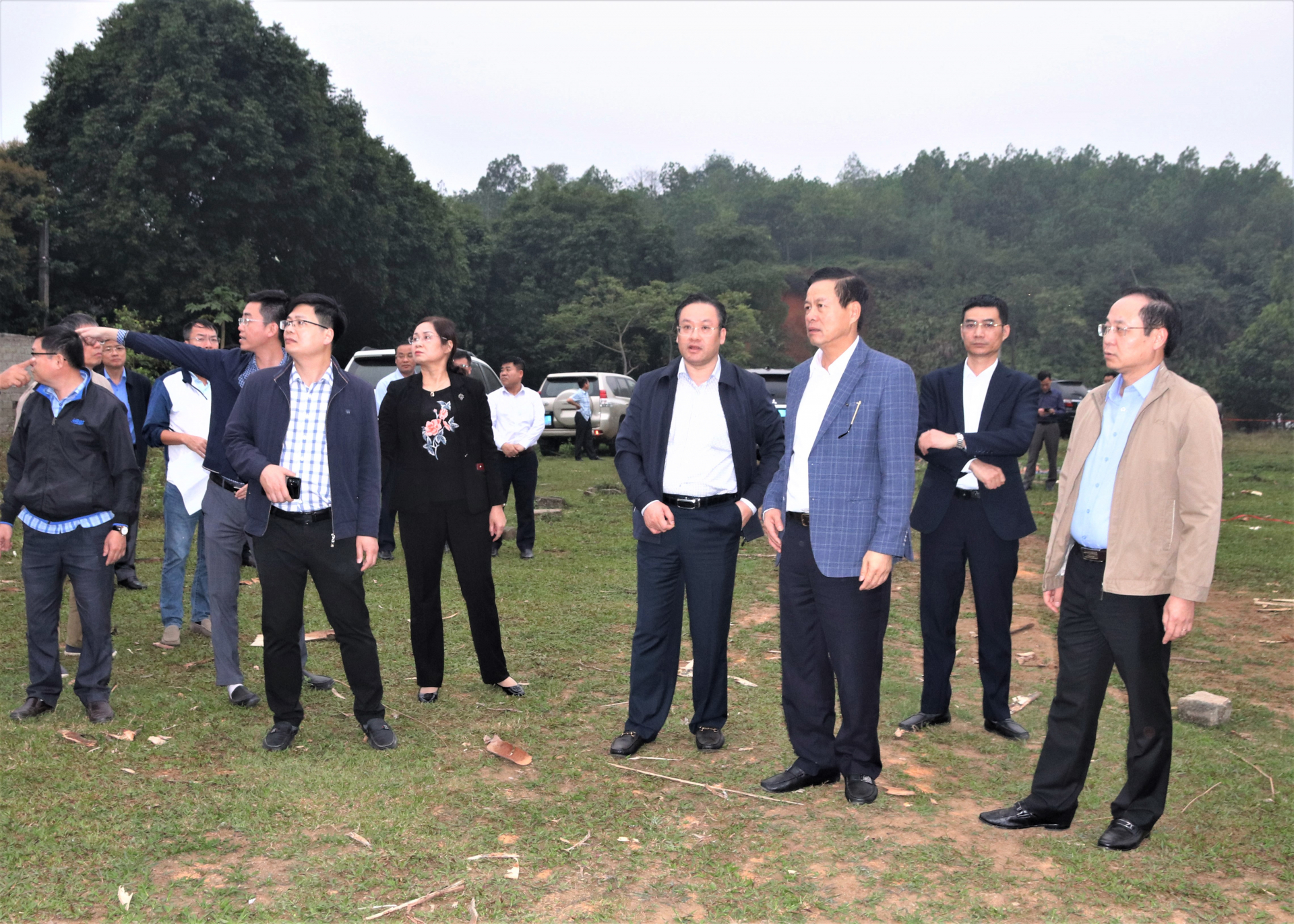 Chủ tịch UBND tỉnh Nguyễn Văn Sơn và các đại biểu kiểm tra khu vực chuẩn bị tổ chức lễ khởi công dự án cao tốc Tuyên Quang – Hà Giang.
