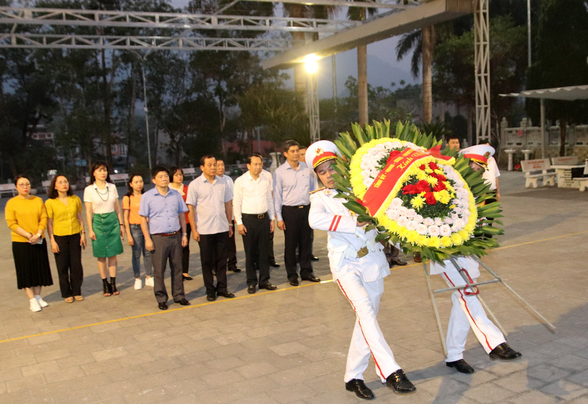 Đoàn công tác của Tỉnh ủy Đồng Nai và Ủy ban Dân tộc dâng hoa trước Tượng đài Tổ quốc ghi công.
