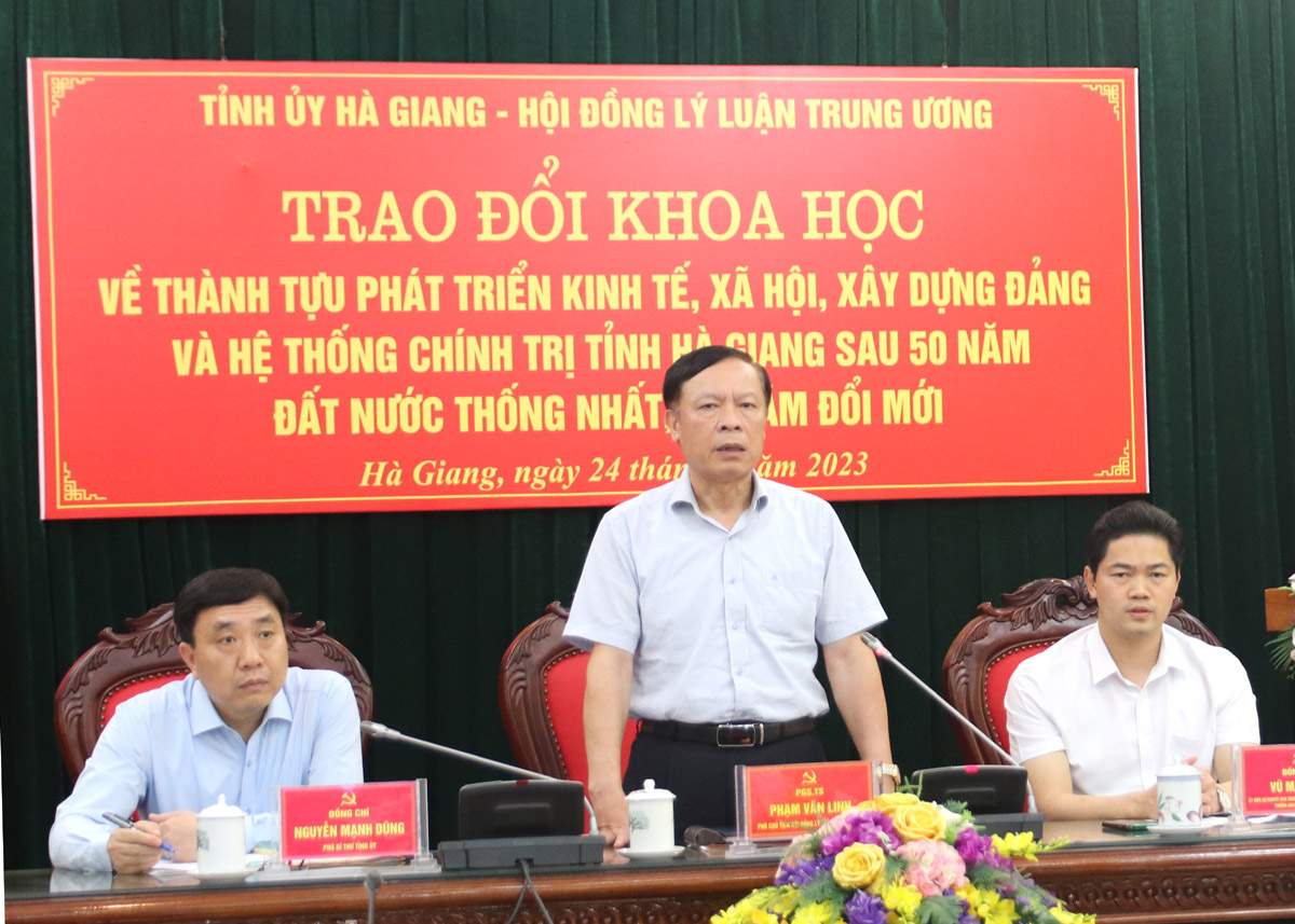 Phó Chủ tịch Hội đồng Lý luận T.Ư Phạm Văn Linh phát biểu tại hội thảo.
