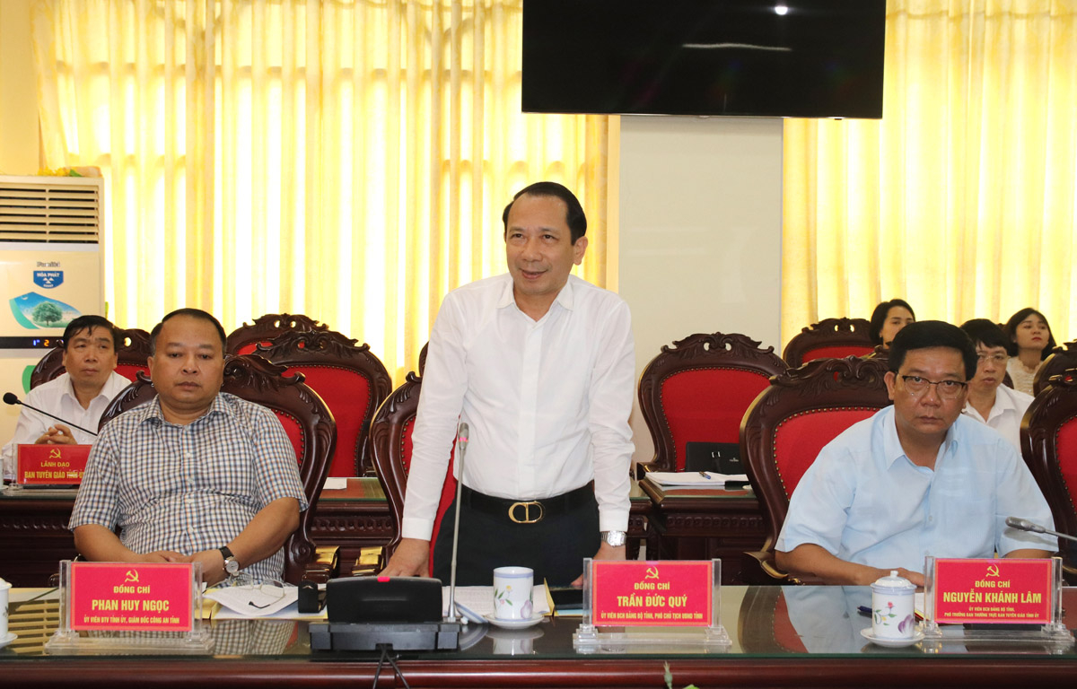 Phó Chủ tịch UBND tỉnh Trần Đức Quý trao đổi tại hội thảo.
