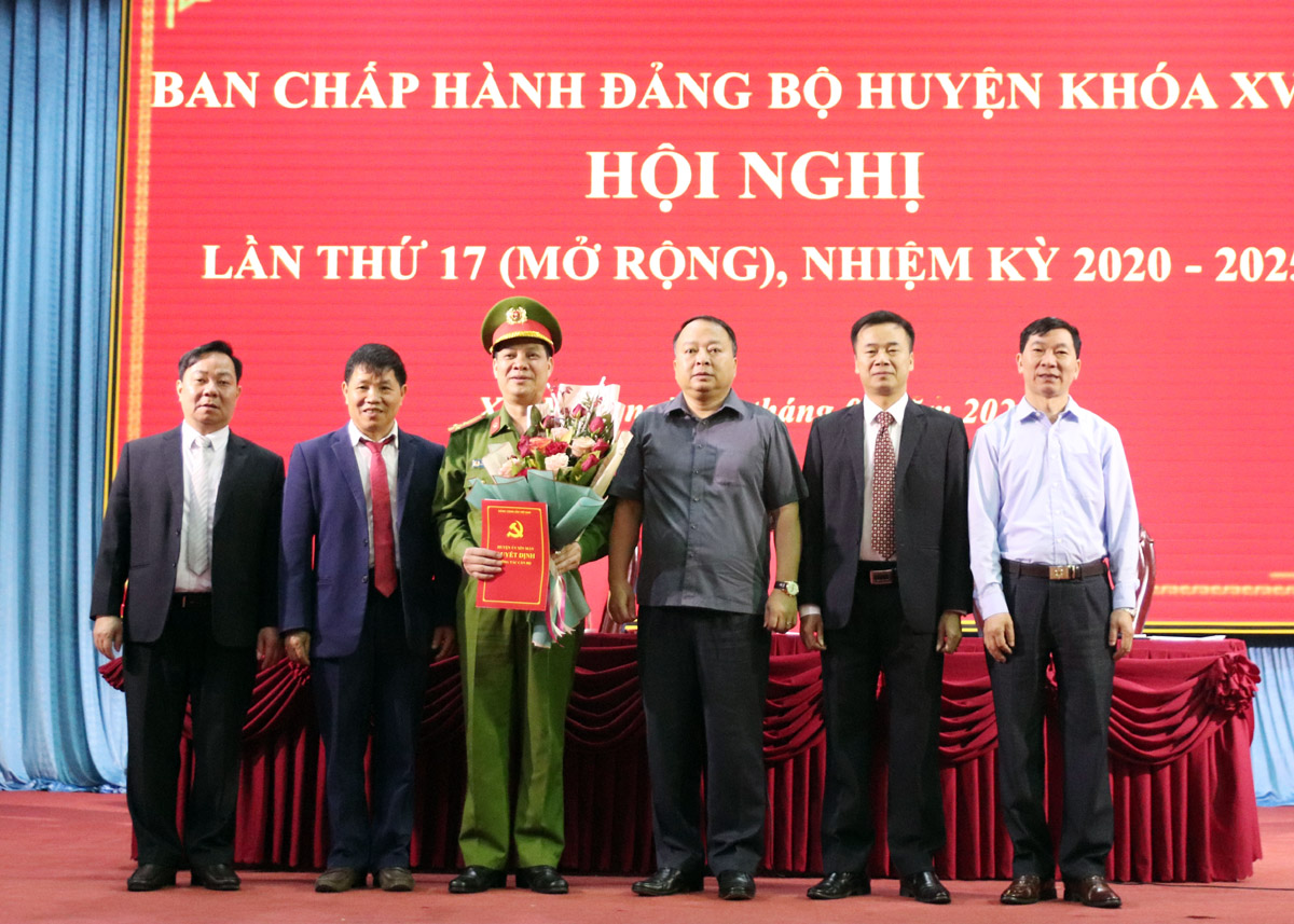 Đại tá Phan Huy Ngọc, Giám đốc Công an tỉnh và lãnh đạo huyện Xín Mần trao quyết định, tặng hoa chúc mừng Thượng tá Đỗ Đức Phương được BTV Tỉnh ủy chỉ định tham gia BCH Đảng bộ huyện, BTV Huyện ủy Xín Mần.