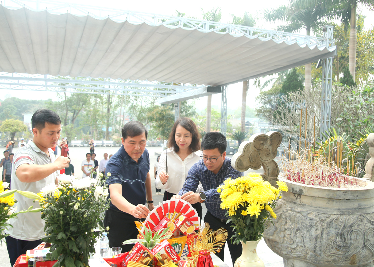 Đoàn công tác Báo Đà Nẵng, Báo – Đài PT – TH Bình Phước và Báo Hà Giang dâng hương tưởng nhớ các AHLS tại Nghĩa trang Liệt sĩ Quốc gia Vị Xuyên.
