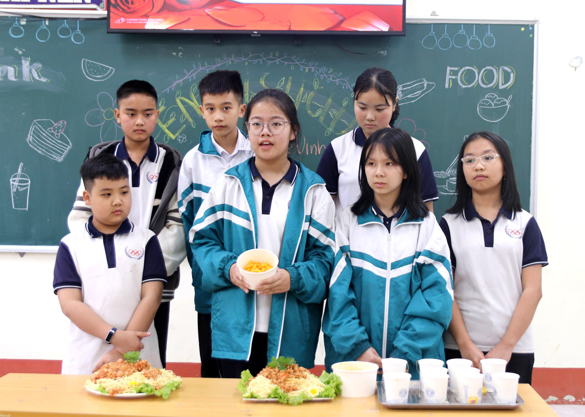 Học sinh lớp 7A tự tin thể hiện tài năng nấu ăn và thuyết trình bằng tiếng Anh.
