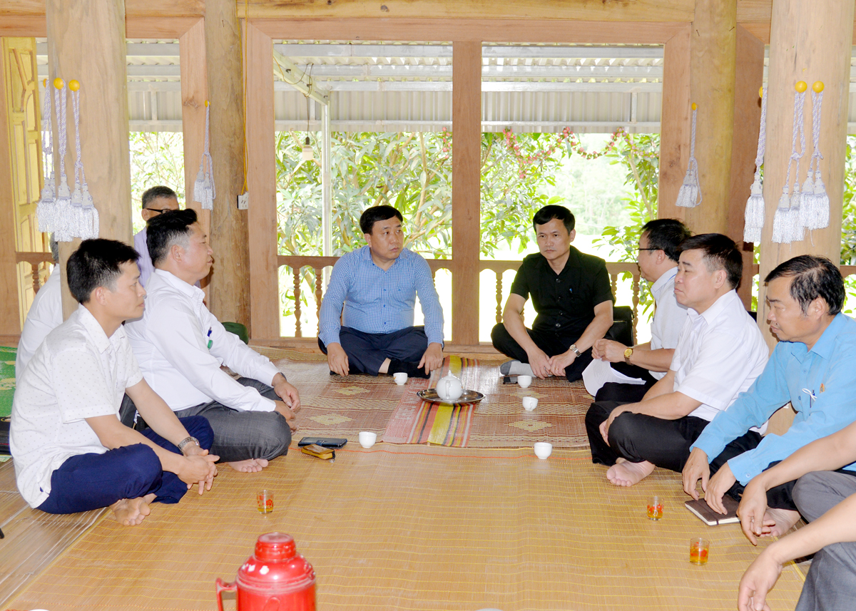 Phó Bí thư Tỉnh ủy Nguyễn Mạnh Dũng kiểm tra việc nâng cao chất lượng sinh hoạt chi bộ tại huyện Quang Bình.