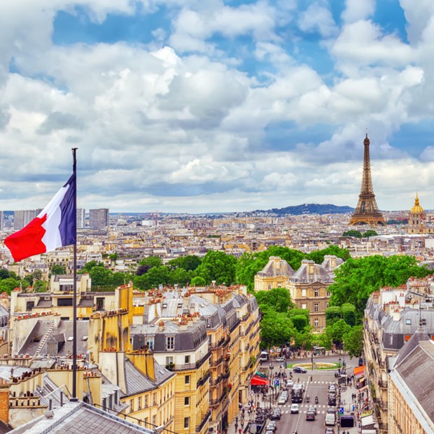 Toàn cảnh Paris tuyệt đẹp từ nóc điện Panthéon nhìn ra tháp Eiffel và quốc kỳ Pháp.
