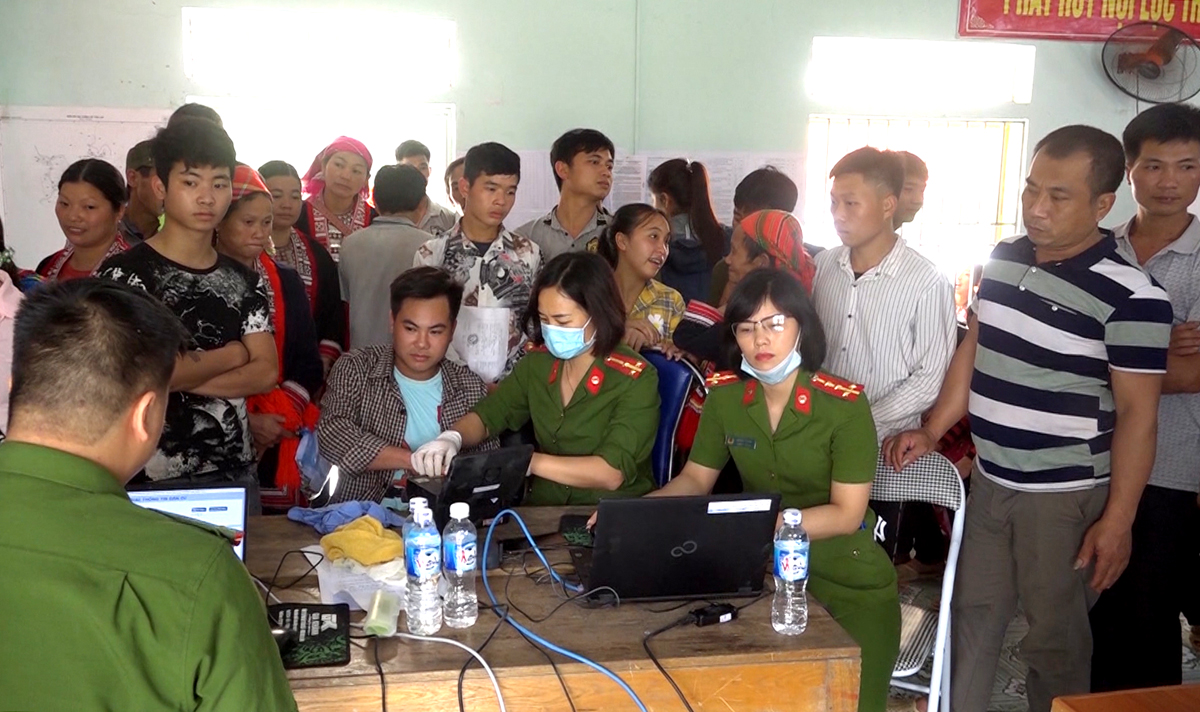  Cán bộ nữ Công an huyện Bắc Quang thu nhận hồ sơ làm Căn cước công dân cho người dân.
