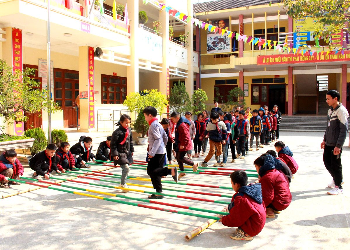 Câu lạc bộ Nhảy sạp ở Trường Tiểu học Phố Bảng, thị trấn Phố Bảng thu hút đông đảo học sinh tham gia.