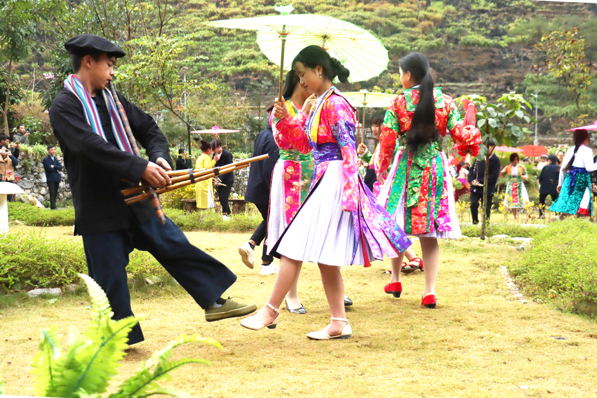 Múa Khèn Mông, loại hình nghệ thuật biểu diễn đặc sắc ở huyện Mèo Vạc.
