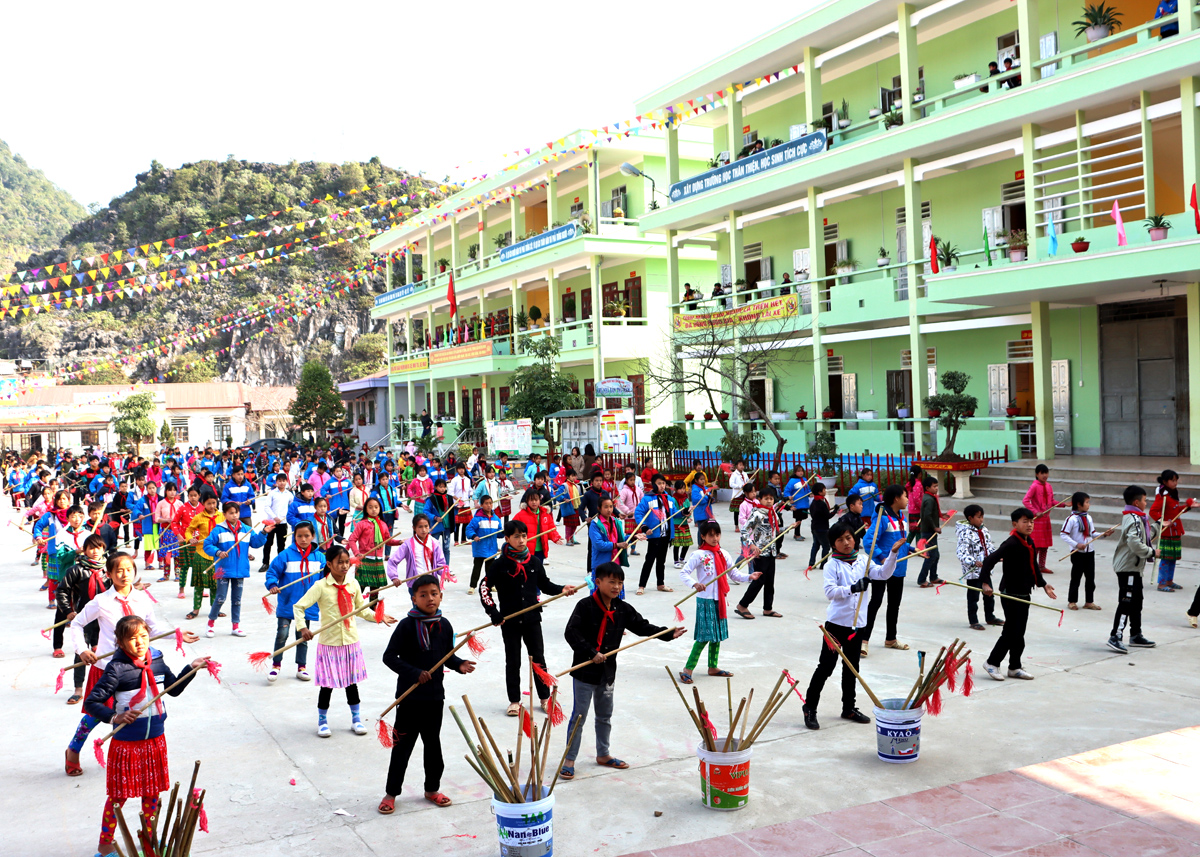 Trường Phổ thông Dân tộc Bán trú THCS xã Cán Chu Phìn (Mèo Vạc) đưa văn hóa truyền thống dân tộc Mông vào giảng dạy trong nhà trường.
