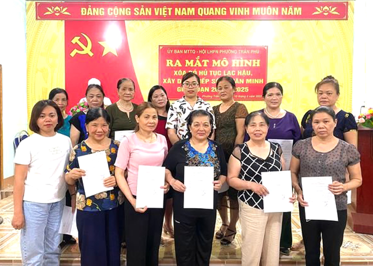 Hội Phụ nữ phường Trần Phú, thành phố Hà Giang ra mắt mô hình “Xóa bỏ hủ tục, xây dựng nếp sống văn minh”.