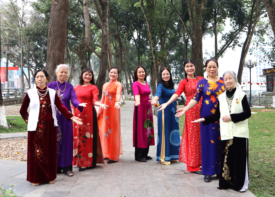 Chi hội Phụ nữ Tổ 12, phường Nguyễn Trãi hưởng ứng Tuần lễ Áo dài
