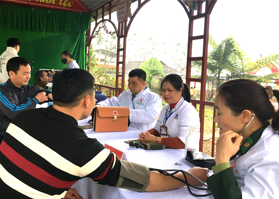 Quân y Bộ đội biên phòng tỉnh khám bệnh miễn phí cho người dân xã Tùng Vài (Quản Bạ).